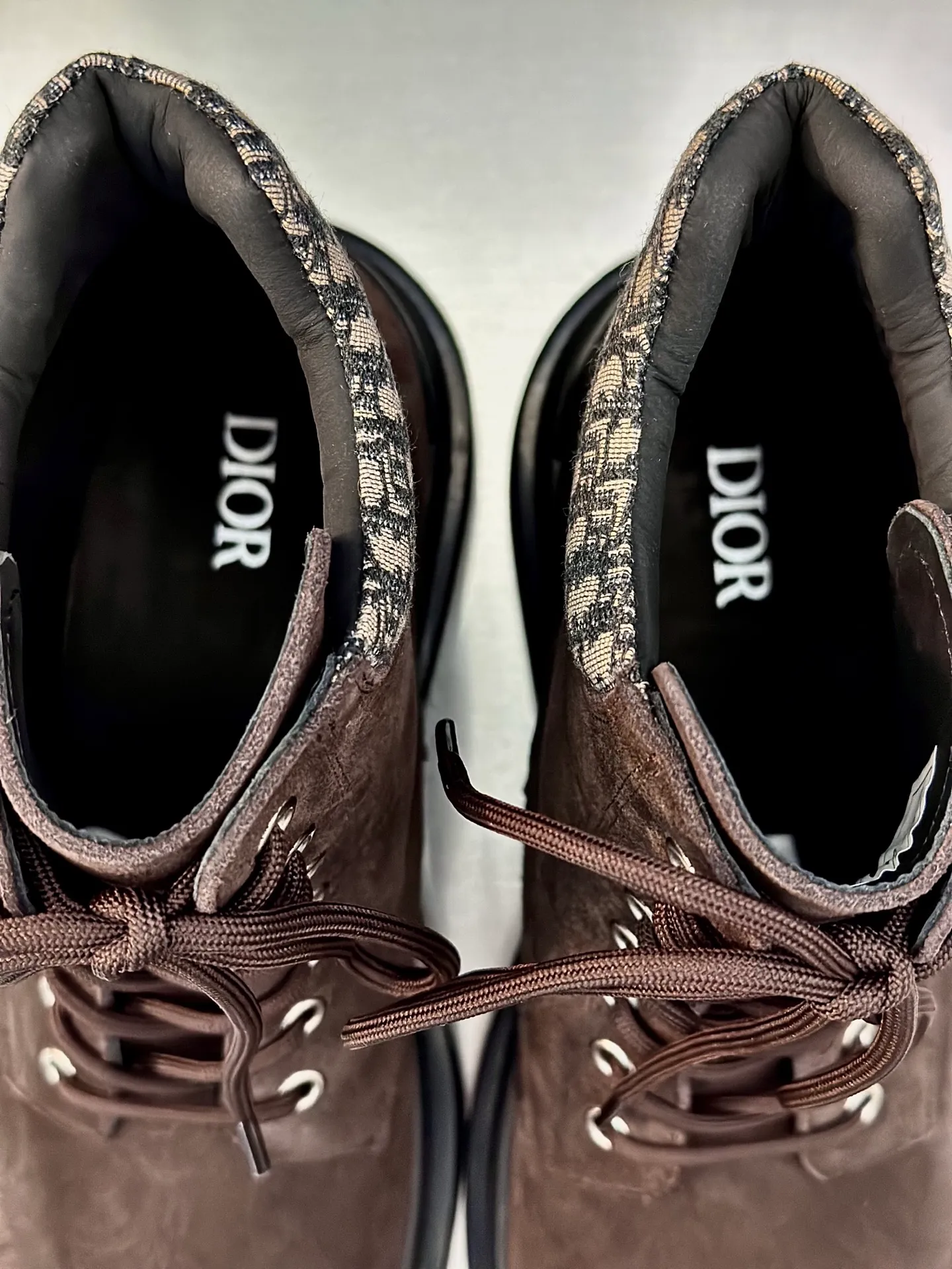 Men's shoes 💰960 Dior Dior high-top sneakers, top-quality goods produced in Dongguan, show version, leading counter trial style, Nappa cowhide material, light and breathable, soft and comfortable, easier to put on and take off, calfskin leather edging, distinctive sports style, genuine leather tongue Dior letter badge, showing the brand style, lightweight embossed pattern rubber sole, light and genuine leather feet, with original packaging Size: 39-40-41-42-43-44 (45, 46 customized) leather shoe size
